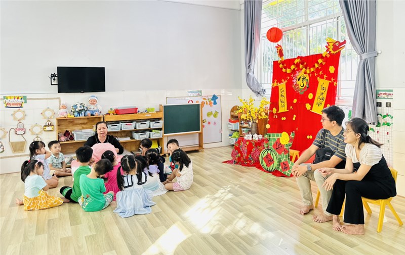 Cha mẹ trẻ lớp Mầm 4 tham quan các hoạt động chăm sóc nuôi dưỡng, giáo dục tại lớp.